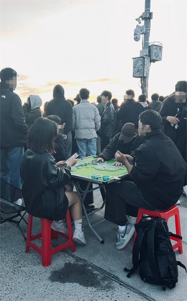 武嶺風景區再亂!才有民眾擺桌打麻將 又爆占地當營區「5口搭帳棚睡」