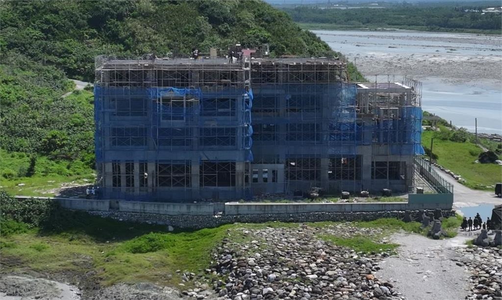 花蓮溪出海口突兀建築物竟是民宿　環團怒批縣府放水！