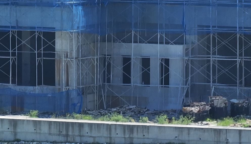 花蓮溪出海口突兀建築物竟是民宿　環團怒批縣府放水！