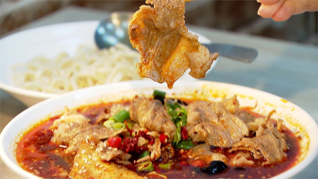 酸菜魚金黃高湯釋放泡椒檸檬香 「先煎再熬」香味四溢