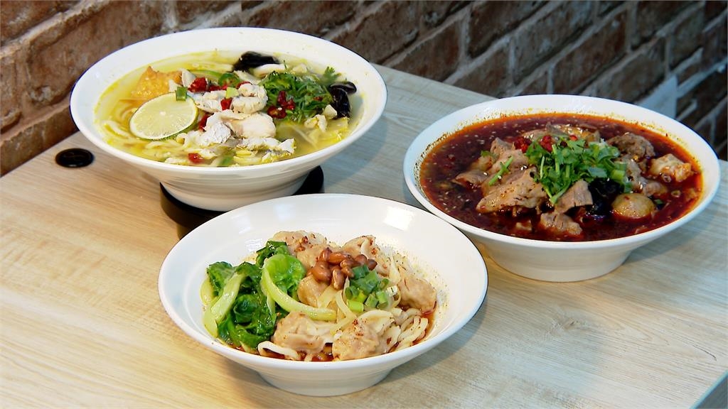 酸菜魚金黃高湯釋放泡椒檸檬香 「先煎再熬」香味四溢