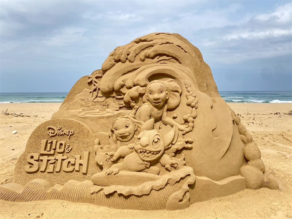 「星際寶貝」大鬧福隆沙灘！巨型史迪奇正式進駐沙雕季展開最萌破壞行動