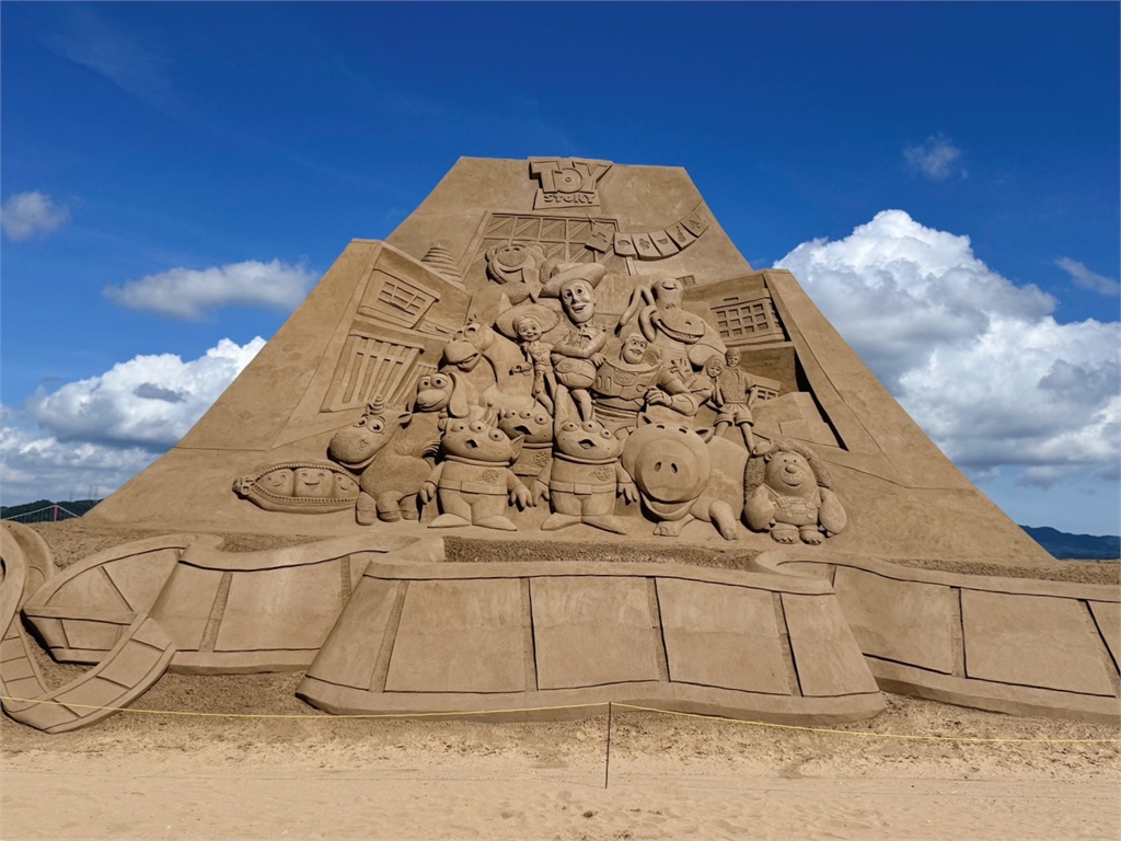 「星際寶貝」大鬧福隆沙灘！巨型史迪奇正式進駐沙雕季展開最萌破壞行動