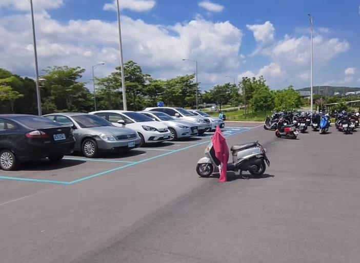 苗栗高鐵站停車場機車亂停 後龍鎮長籲:請顧苗栗門面