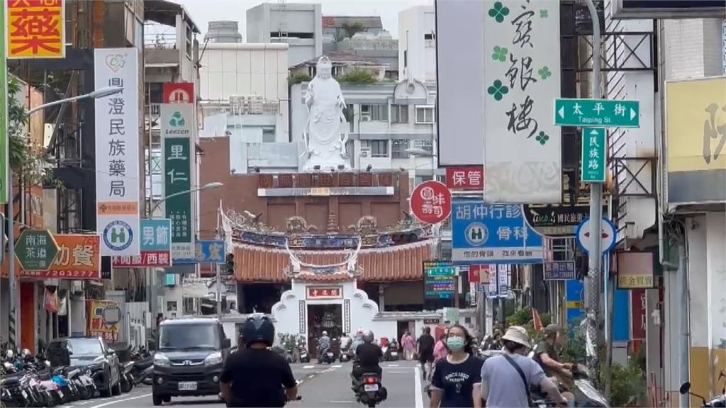 8公尺高觀音像開放"抱佛腳" 考生登頂盼金榜題名