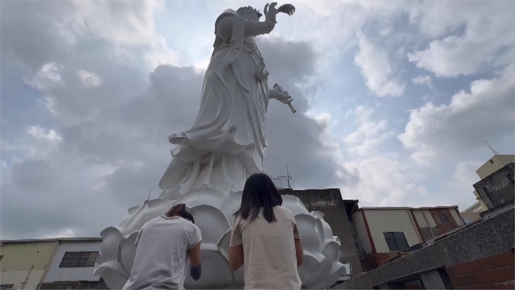 8公尺高觀音像開放"抱佛腳" 考生登頂盼金榜題名