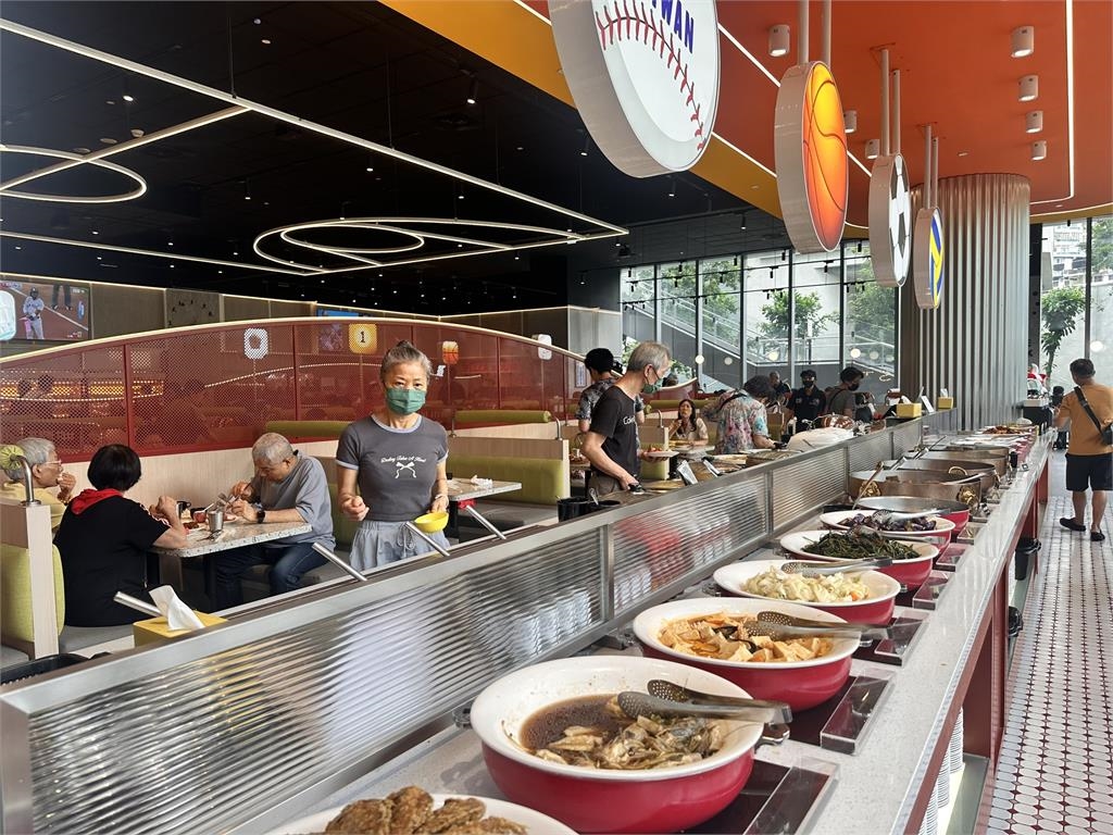 太熱天排隊排1個多小時！「平價牛排館最大新店」天天爆滿