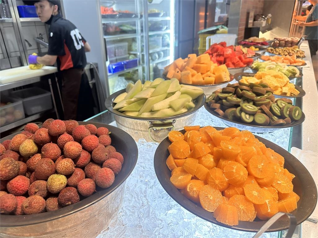 太熱天排隊排1個多小時！「平價牛排館最大新店」天天爆滿