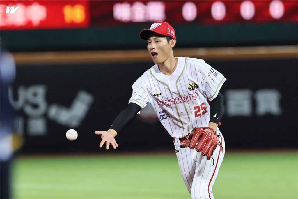 中職(影)/沒看過這種PLAY!彈到頭頂張政禹神奇處理球網友大讚反應神速