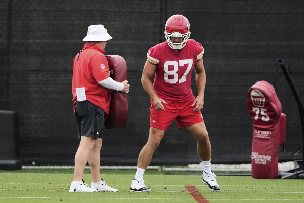 NFL(影)／流行樂天后泰勒絲力挺男友　慈善演唱會現身唱嗨歌觀眾超驚喜