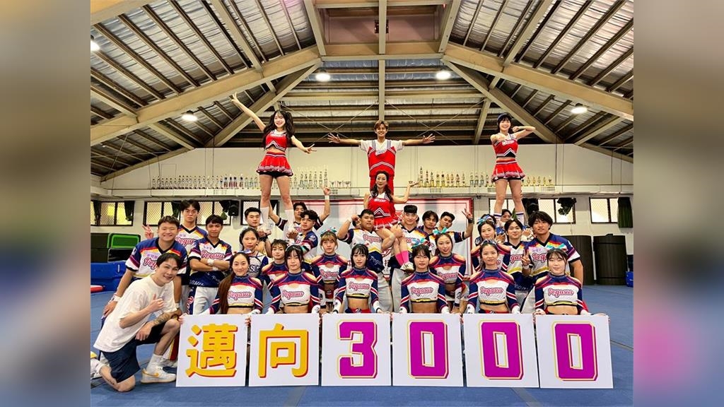 《綜藝新時代》60年人生首次體驗啦啦隊「上二樓」！楊繡惠直接軟躺男隊員懷裡