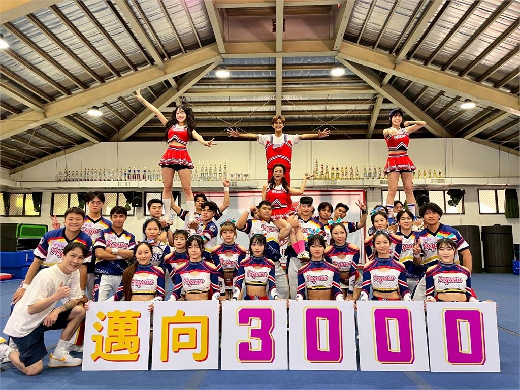 《綜藝新時代》60年人生首次體驗啦啦隊「上二樓」!楊繡惠直接軟躺男隊員懷裡