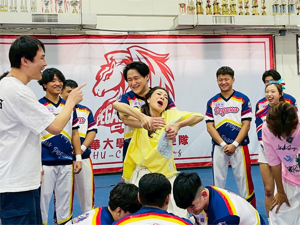 《綜藝新時代》60年人生首次體驗啦啦隊「上二樓」!楊繡惠直接軟躺男隊員懷裡