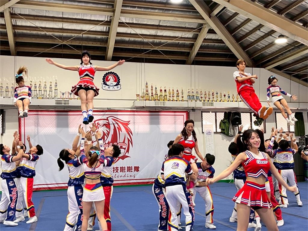 《綜藝新時代》60年人生首次體驗啦啦隊「上二樓」!楊繡惠直接軟躺男隊員懷裡