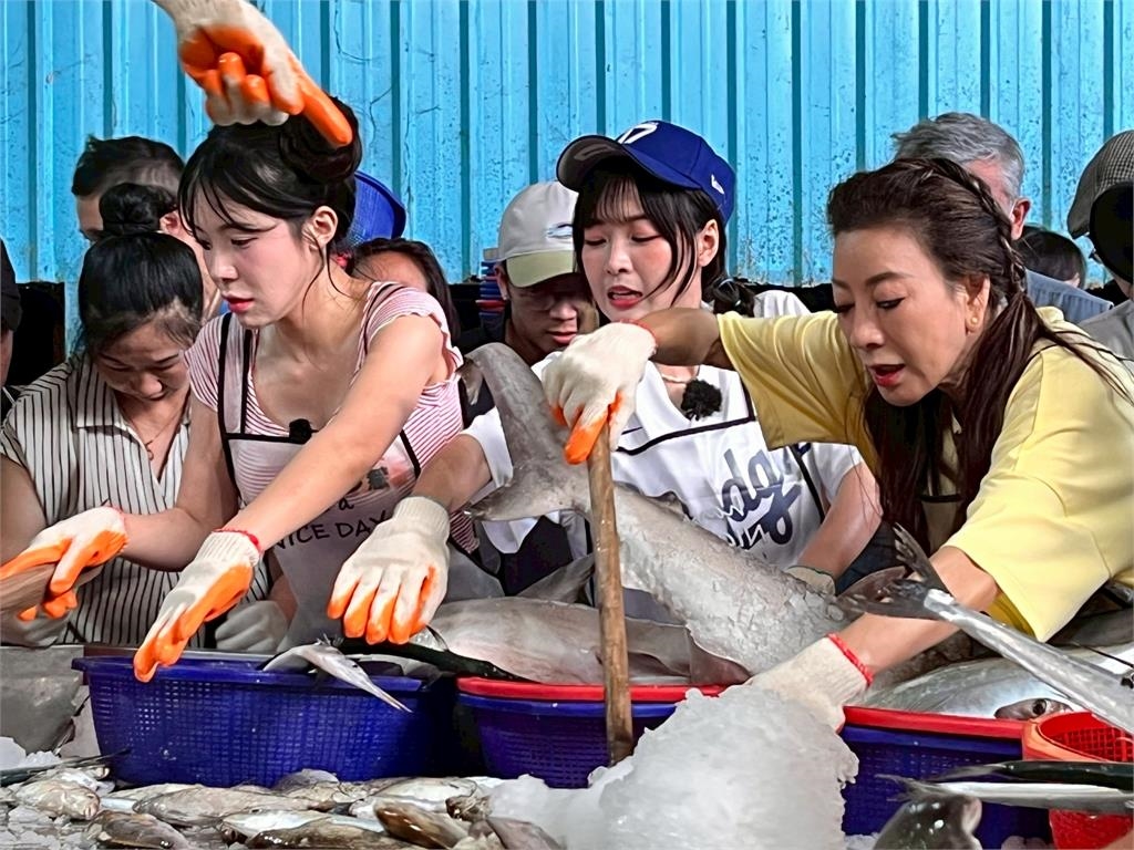 《綜藝新時代》60年人生首次體驗啦啦隊「上二樓」!楊繡惠直接軟躺男隊員懷裡