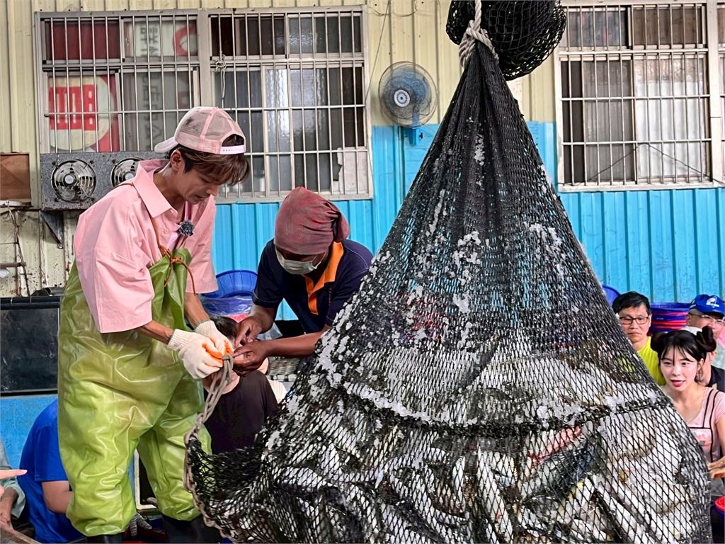 《綜藝新時代》60年人生首次體驗啦啦隊「上二樓」!楊繡惠直接軟躺男隊員懷裡