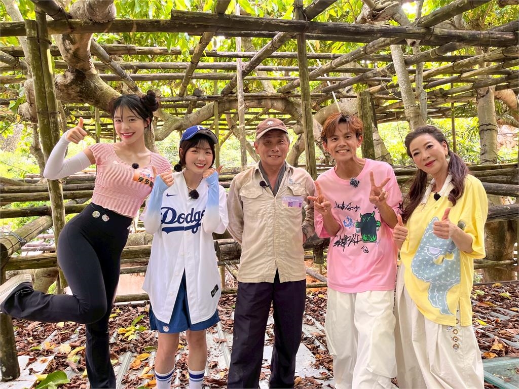 《綜藝新時代》60年人生首次體驗啦啦隊「上二樓」!楊繡惠直接軟躺男隊員懷裡