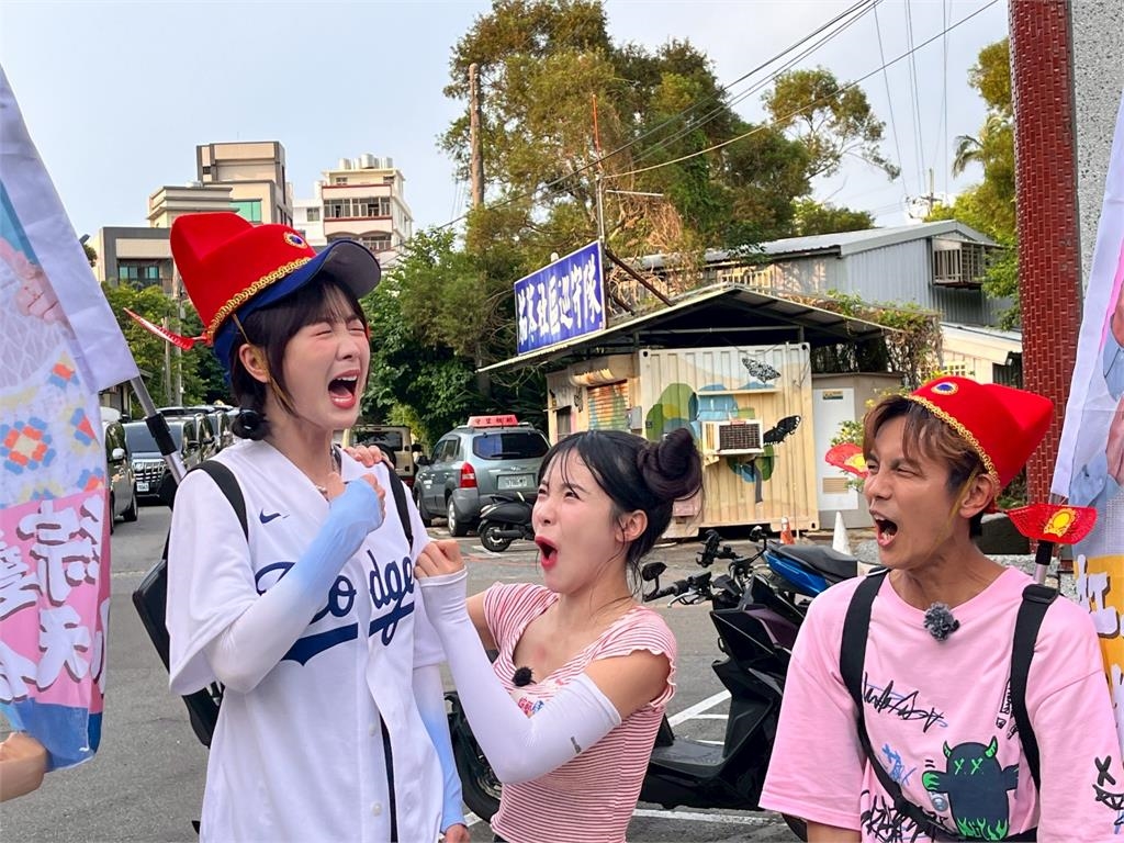 《綜藝新時代》60年人生首次體驗啦啦隊「上二樓」!楊繡惠直接軟躺男隊員懷裡