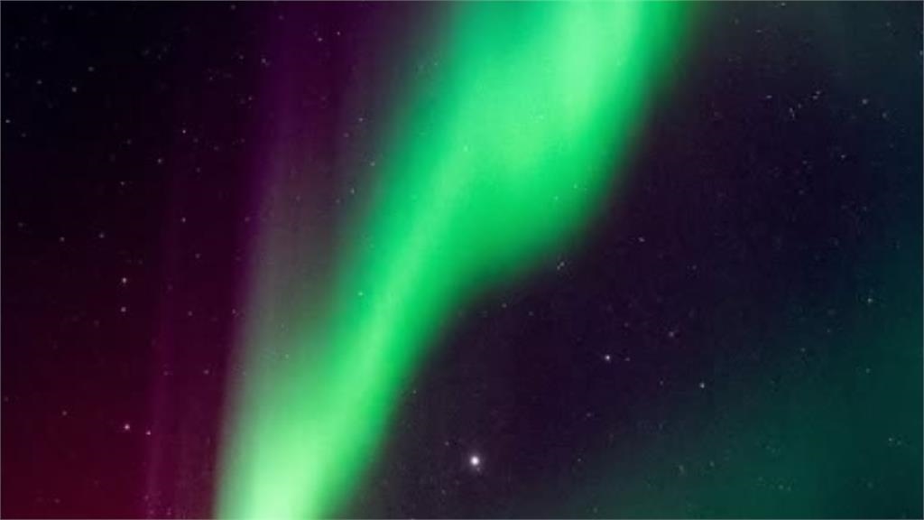 鄭家純自駕遊冰島泡溫泉「曬超兇比基尼」 下水滑跤慘吃水可愛模樣曝!