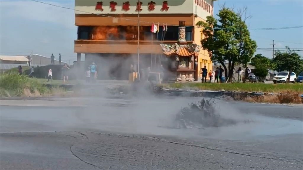 萬丹鄉泥火山今年首度噴發 泥漿流入水利溝急清理