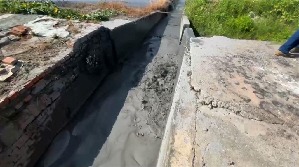 萬丹鄉泥火山今年首度噴發 泥漿流入水利溝急清理