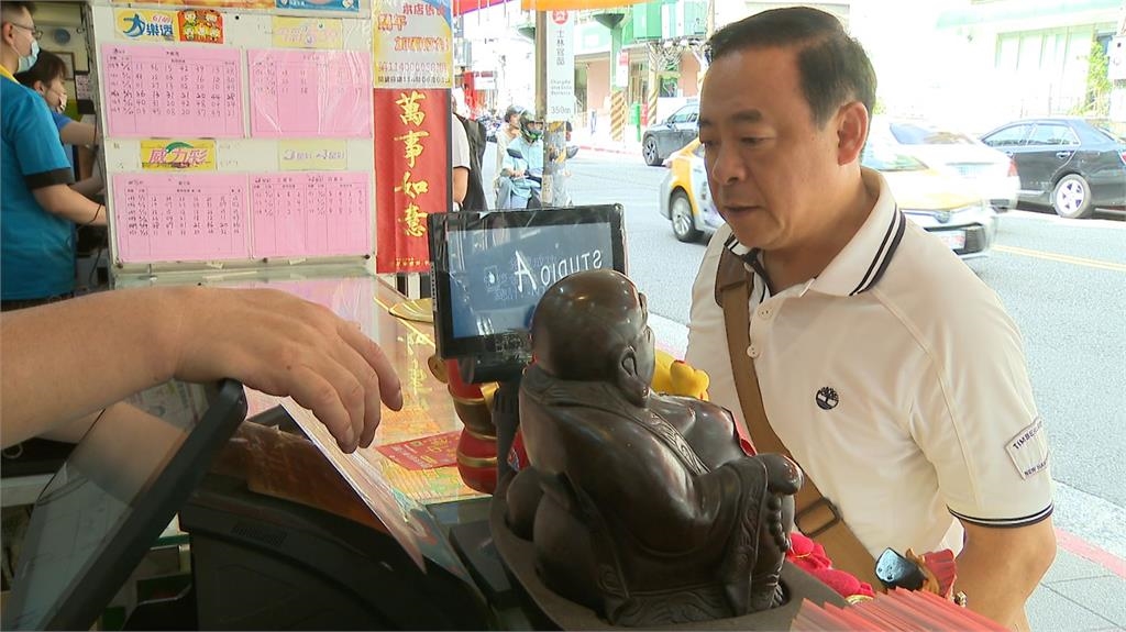 連槓34期!威力彩頭獎上看17.5億 民眾撂下去買包牌