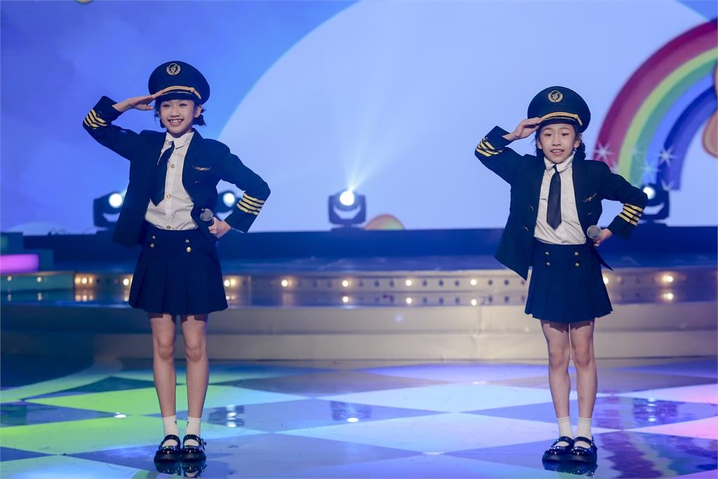 《超級冰冰Show》白冰冰手癢從臉摸到胸肌!林俊逸模仿超瘋狂差點要被帶去醫院