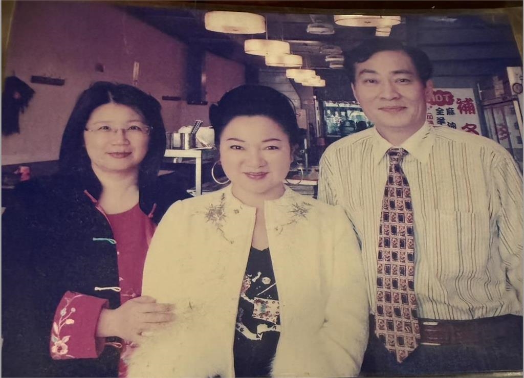 白冰冰不捨好友余丹丹 徹夜未眠前往告別式送最後一程