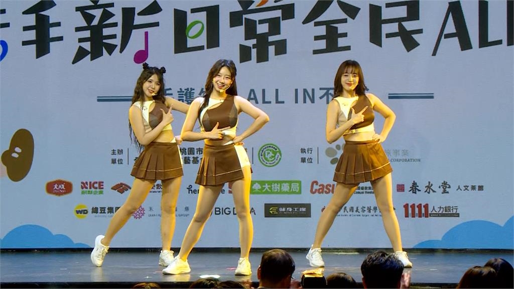 啦啦隊(影、圖多)/「樂天三本柱」嗨跳洗手舞!被問到賀瓏、Dora三人全說了