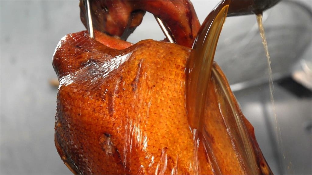 燒鵝搭配蔓越莓醬、蘋果絲 酸甜果香平衡鵝肉油潤