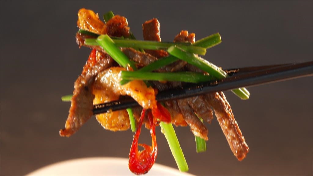 燒鵝搭配蔓越莓醬、蘋果絲 酸甜果香平衡鵝肉油潤