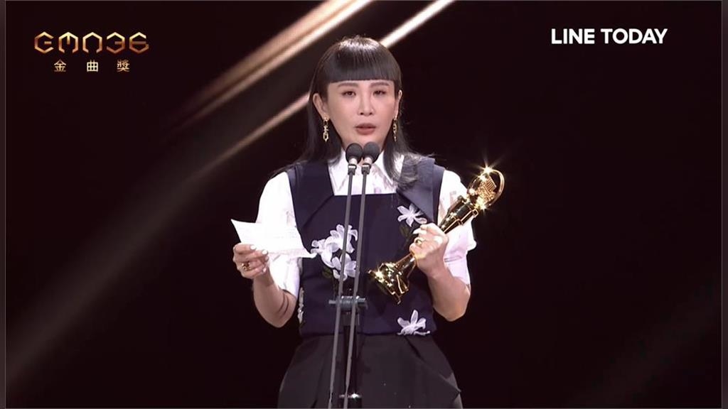 金曲36/魏如萱奪「最佳華語女歌手」暴哭上台:終於從蔡健雅旁邊走上來! 金曲36/魏如萱奪「最佳華語女歌手」暴哭上台:終於從蔡健雅旁邊走上來!