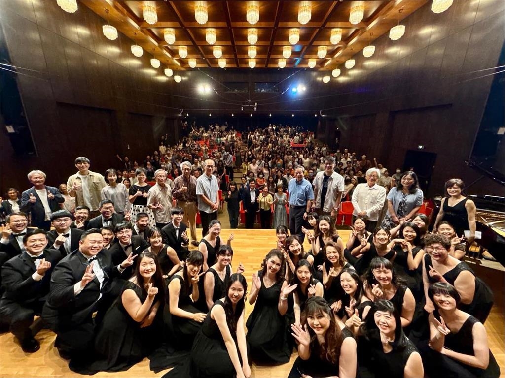 快新聞/偕夫人出席《唱臺中的歌》音樂會 林佳龍:以詩入樂展現文化力