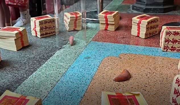 桃園創意擲筊大賽吸睛! 冰棒、鳳梨、魷魚變筊杯