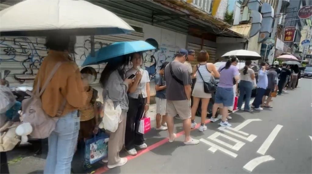 超消暑!嘉義飲料店推木瓜牛奶冰沙 民眾排隊近1小時搶買