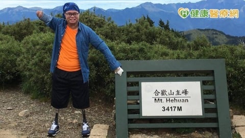 存活率不到5％！八仙塵爆男子經10次植皮重生　如今靠義肢登上山