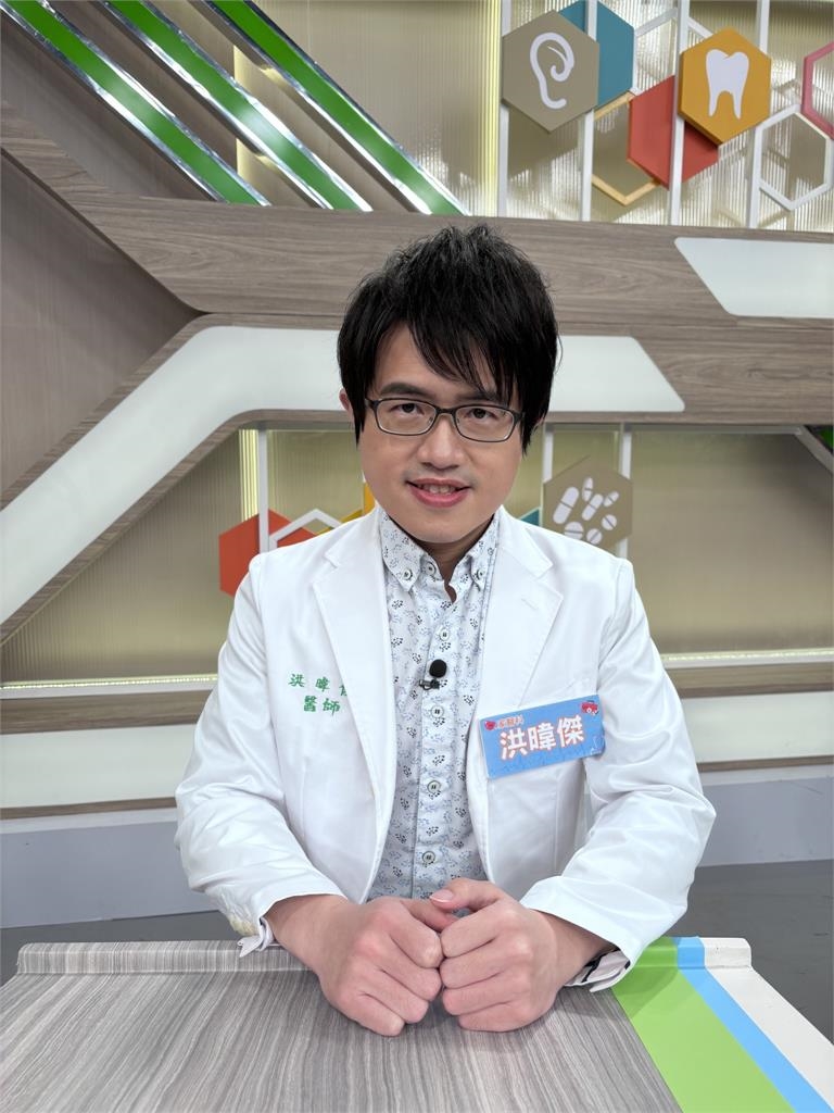 《醫學大聯盟》吳東諺曝站太久腰「喀喀響」！勸老婆白家綺多運動要動起來