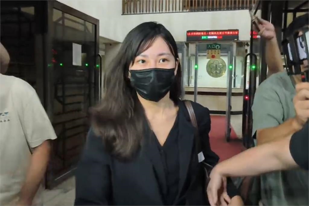 仙塔律師涉「洩密詐團」遭逮!昔辣穿比基尼「炸出胸口刺青」背後含義曝光