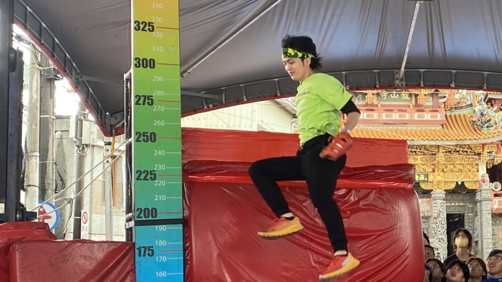 《綜藝大集合》郭忠祐又破紀錄！ 遊戲挑戰「人半飛空中」畫面曝光全場愣