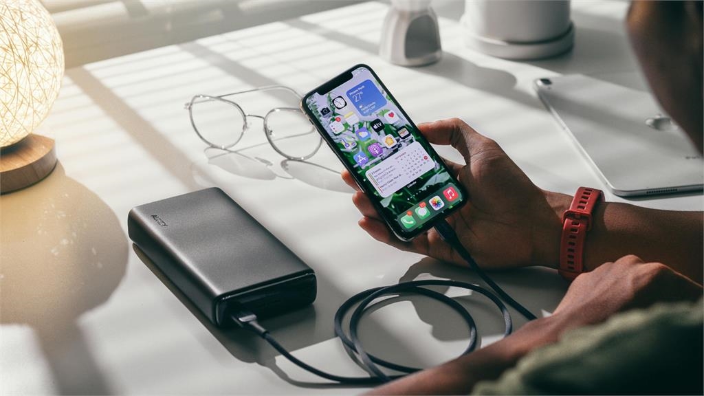 飛日本前先看這裡!日航7/8新規上路「1物品」放頭頂置物箱超NG、禁託運