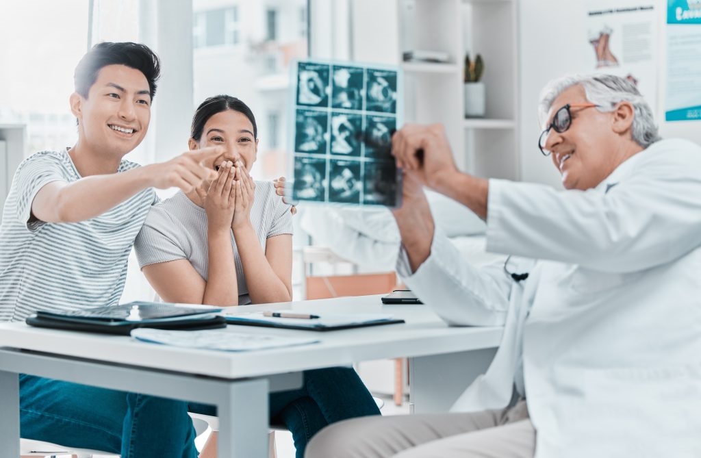 橫跨29年緣分! 接生、凍卵皆由同一醫師操刀,她吐真實心聲:像被捧在手心上照顧