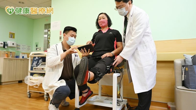 七旬婦膝退化難行 機器人復健「像健身」成功萬步登山