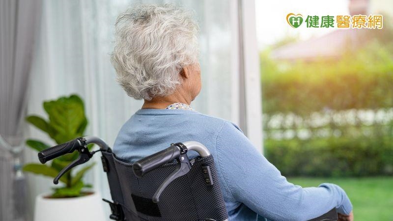 安寧團隊為癌末母親圓夢看海　兒子道愛道謝道別