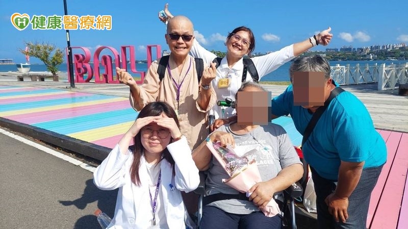 安寧團隊為癌末母親圓夢看海 兒子道愛道謝道別