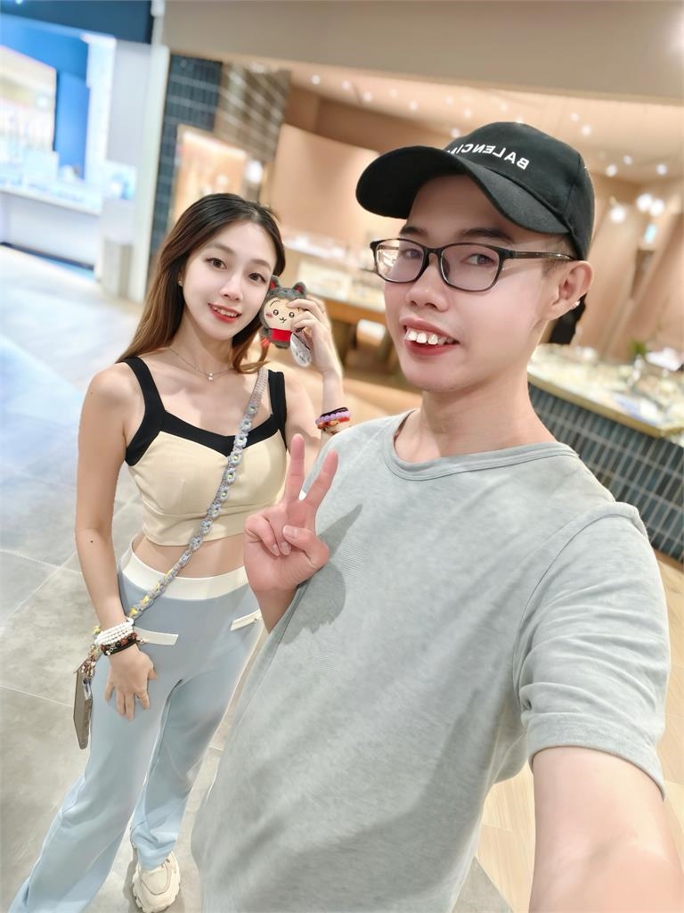 鄧佳華「模特兒女友」開心喝酒影片曝光!一票網友覺得超眼熟