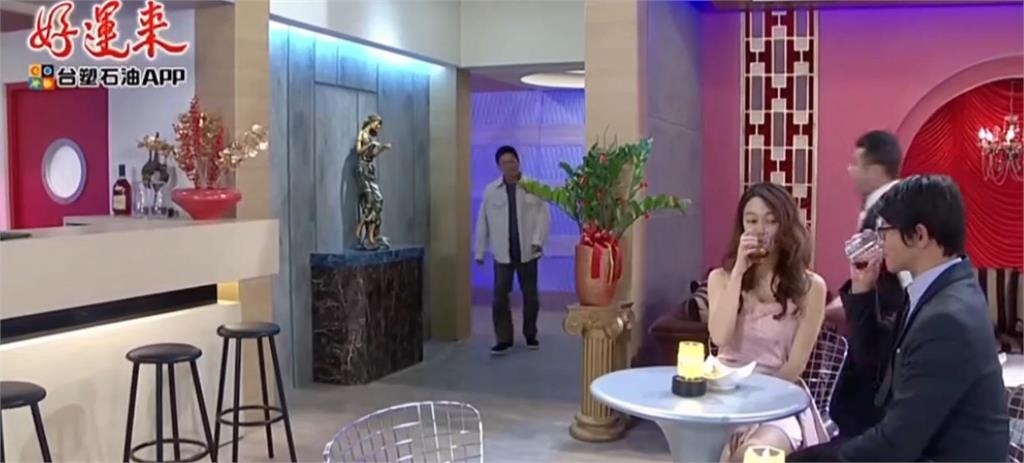 鄧佳華「模特兒女友」開心喝酒影片曝光!一票網友覺得超眼熟