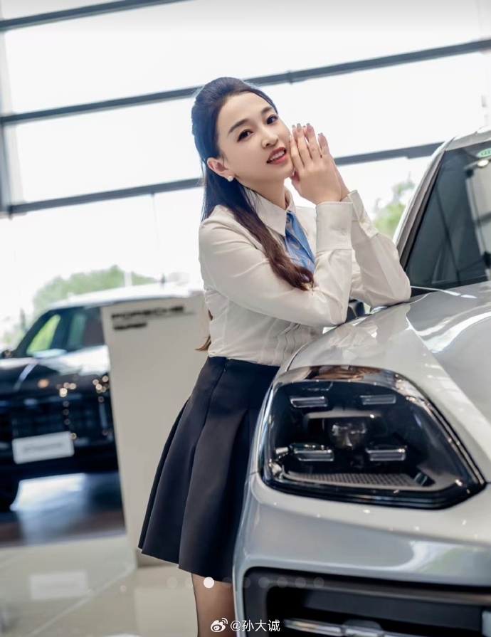 保時捷「黑絲女業務」被爆出外流片!SSR真面目「再奪銷售冠軍」熱銷秘訣全說了