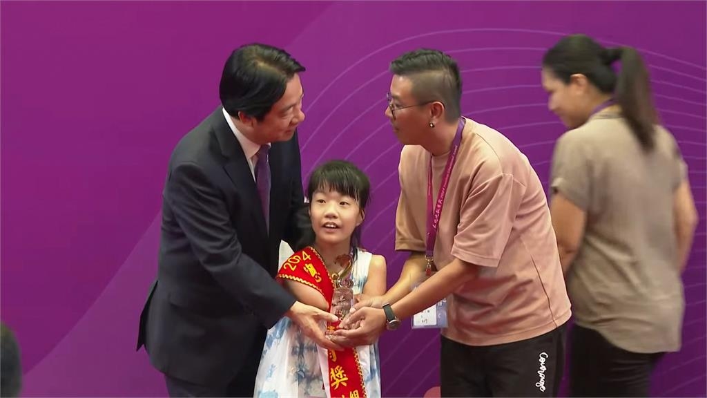 「單腳天使」徐又立裝義肢「首次與爸爸握手」畫面曝!父感動:等了12年