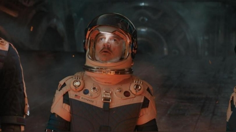 影后艾瑪史東笑稱:蜜蜂是他帶的! 佩德羅帕斯卡紅到大咖影星紛紛讚賞