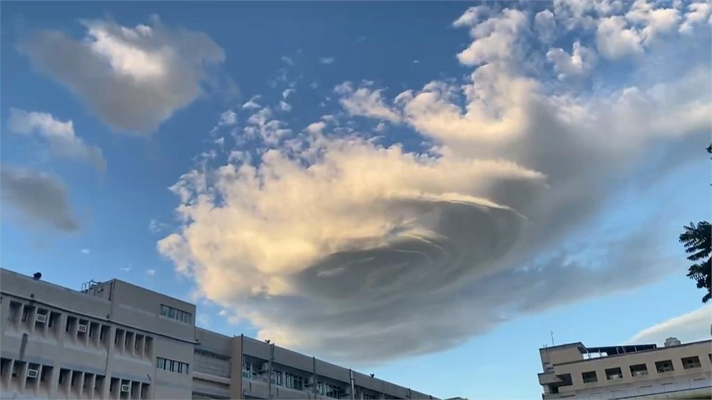 鄭明典曬紅外線雲圖　台灣上空驚見愛心網友喊：「像蝴蝶！」